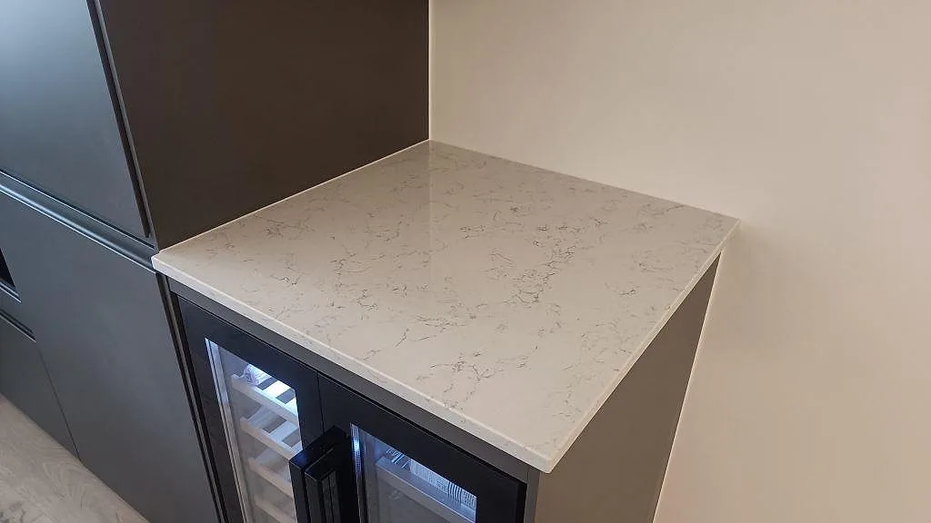 Køkkenbordplade i Technistone Noble Carrara, Malmö – billede 2