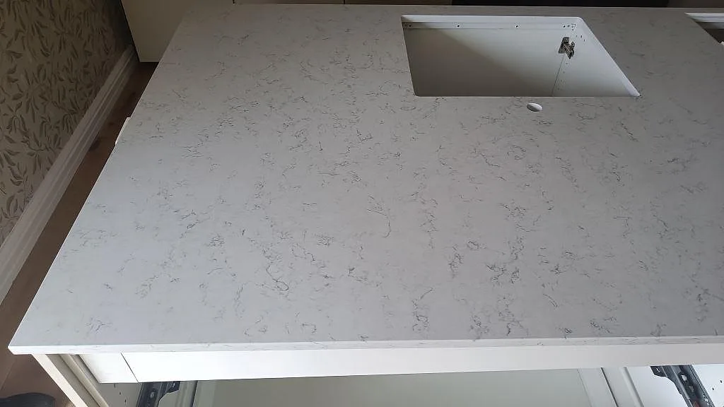 Køkkenbordplade i Technistone Noble Carrara, Mörrum – billede 3