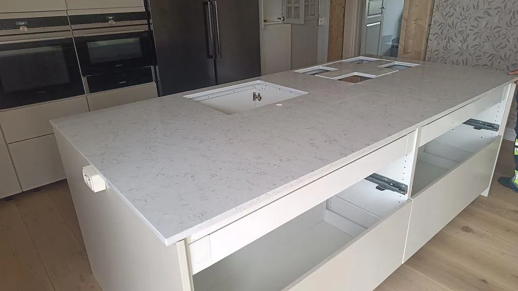 Gennemført projekt: Køkkenbordplade i Technistone Noble Carrara, Mörrum.