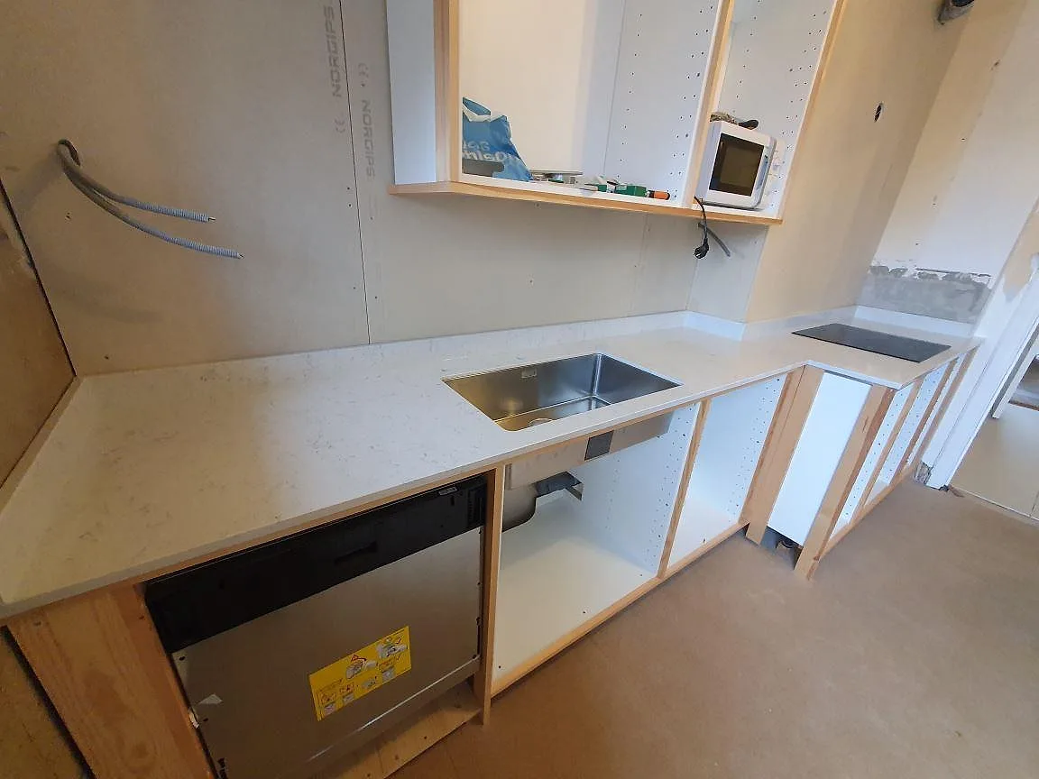 Køkkenbordplade i Technistone Noble Carrara, Örebro – billede 2