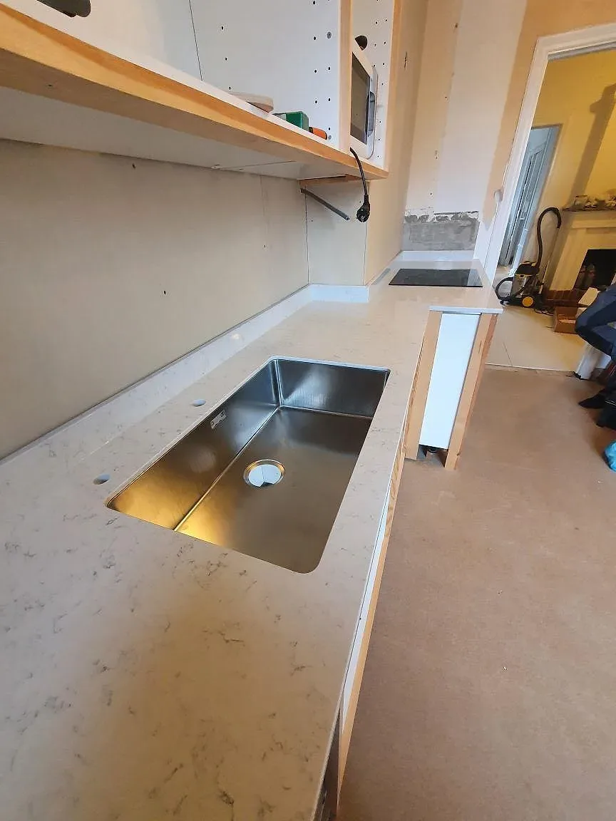 Køkkenbordplade i Technistone Noble Carrara, Örebro – billede 4