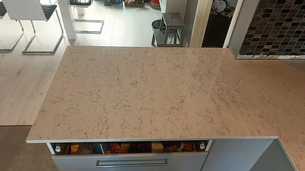 Køkkenbordplade i Technistone Noble Carrara, Oxie – billede 8