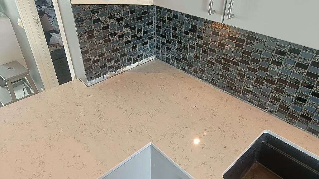 Køkkenbordplade i Technistone Noble Carrara, Oxie – billede 4