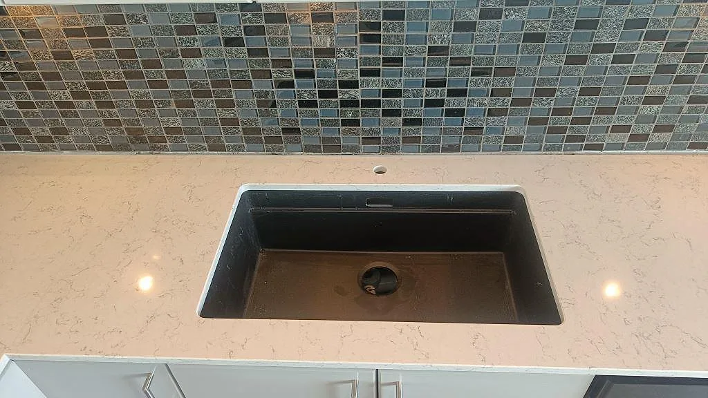 Køkkenbordplade i Technistone Noble Carrara, Oxie – billede 2