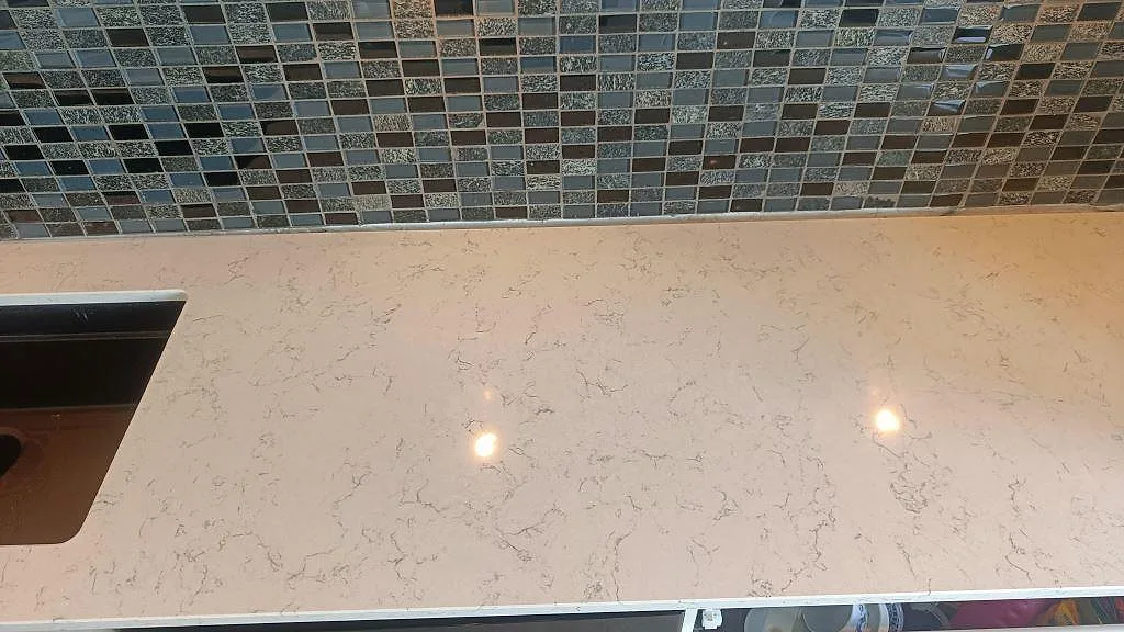Køkkenbordplade i Technistone Noble Carrara, Oxie – billede 5