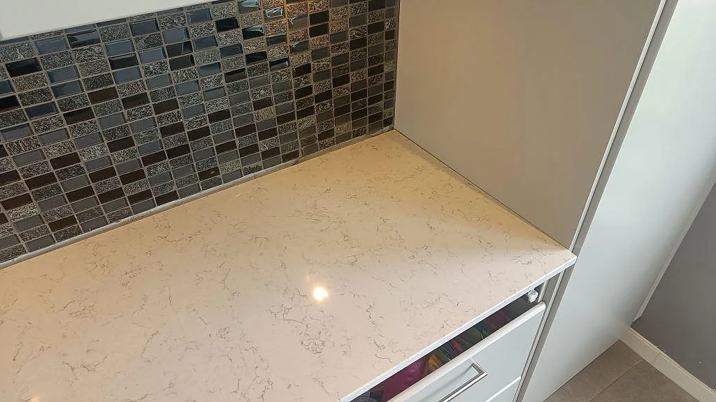 Køkkenbordplade i Technistone Noble Carrara, Oxie – billede 3