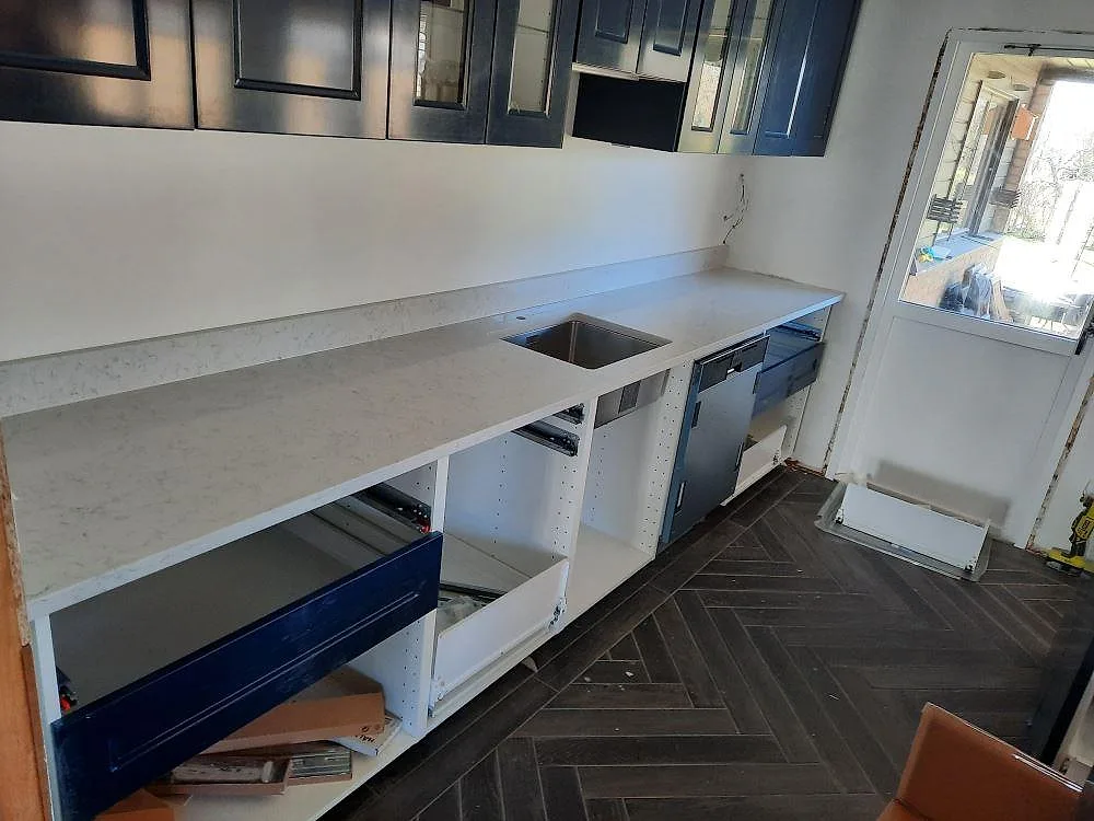 Køkkenbordplade i Technistone Noble Carrara, Staffanstorp