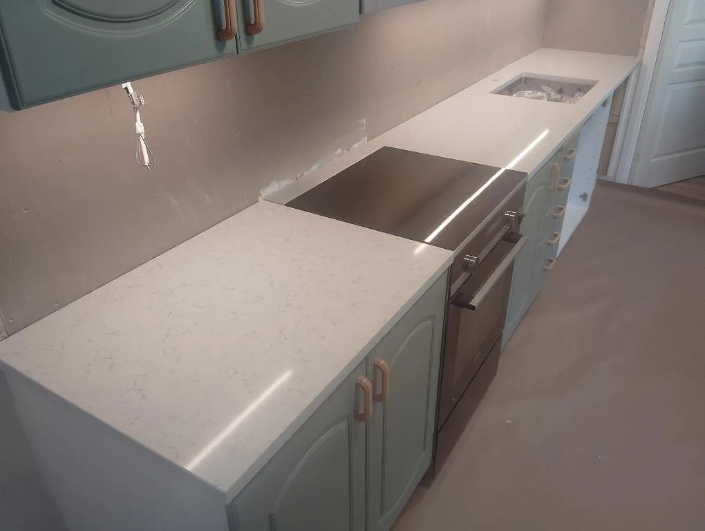 Gennemført projekt: Køkkenbordplade i Technistone Noble Carrara, Tullinge.