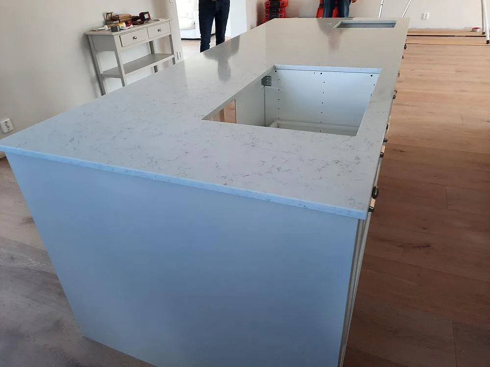 Køkkenbordplade i Technistone Noble Carrara, Urshult – billede 2