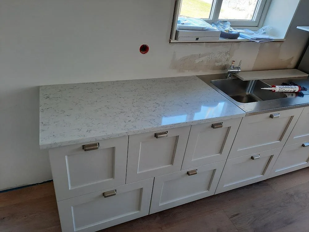 Køkkenbordplade i Technistone Noble Carrara, Urshult – billede 3