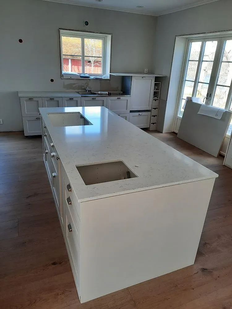 Køkkenbordplade i Technistone Noble Carrara, Urshult