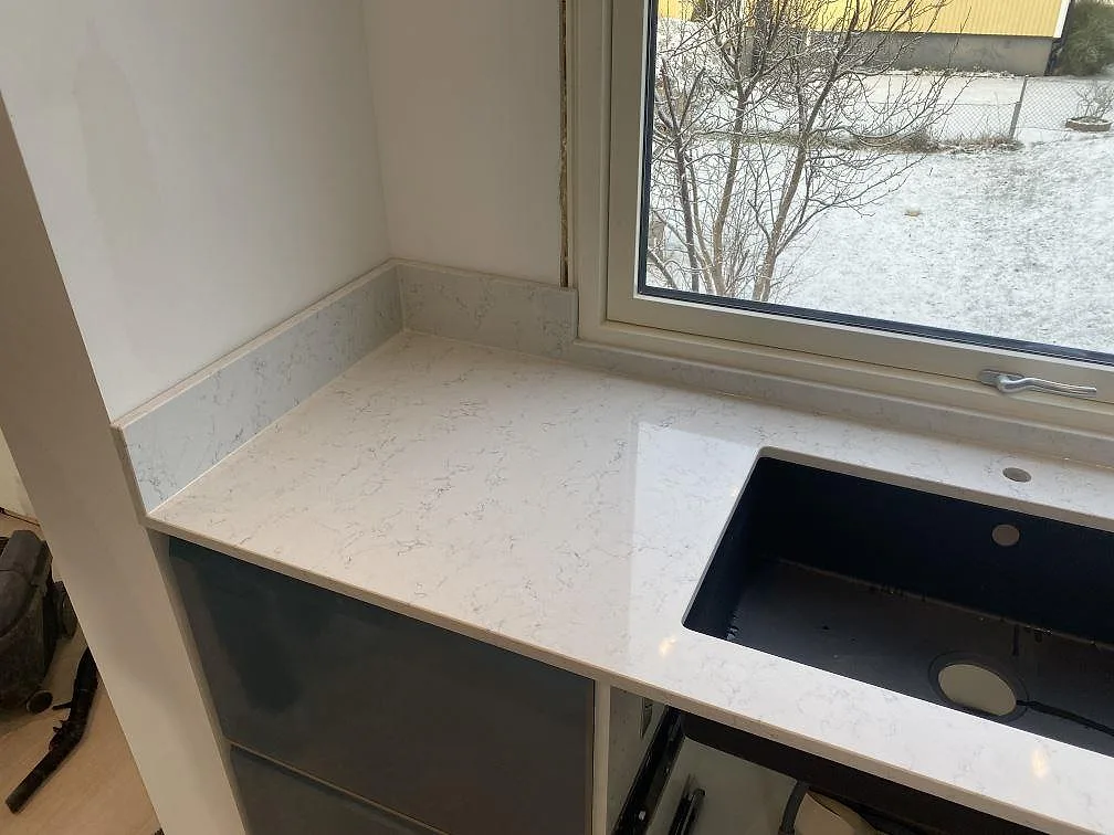 Køkkenbordplade i Technistone Noble Carrara, Värnamo – billede 5