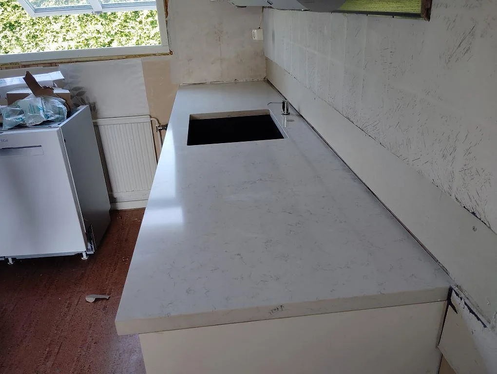 Køkkenbordplade i Technistone Noble Carrara, Västerås – billede 4