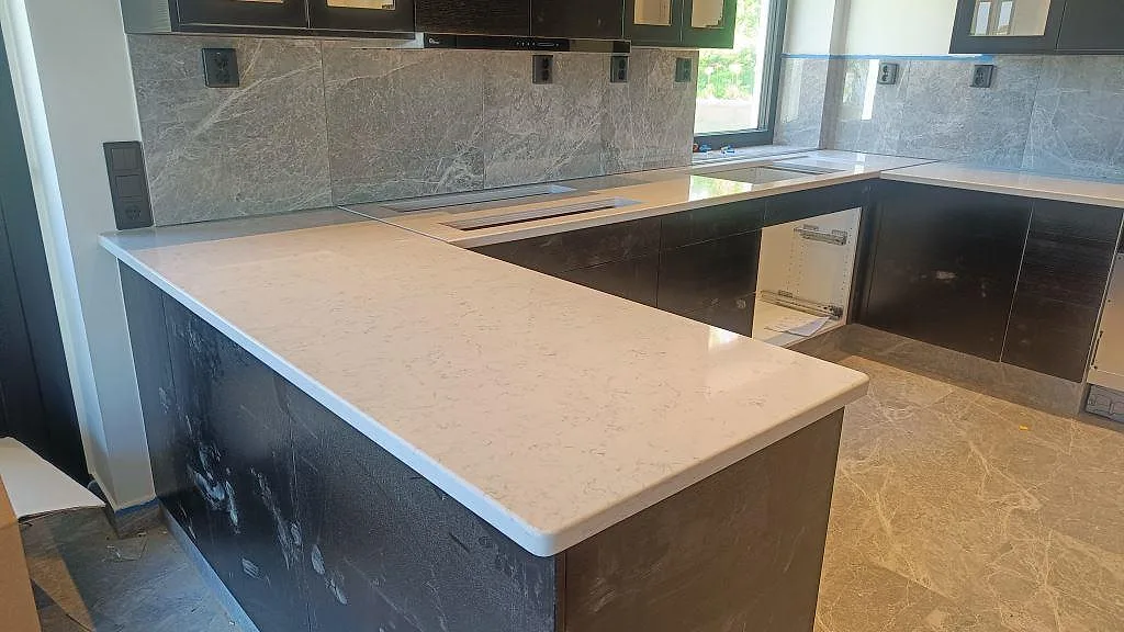 Gennemført projekt: Køkkenbordplade i Technistone Noble Carrara, Växjö.