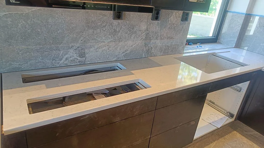 Køkkenbordplade i Technistone Noble Carrara, Växjö – billede 3