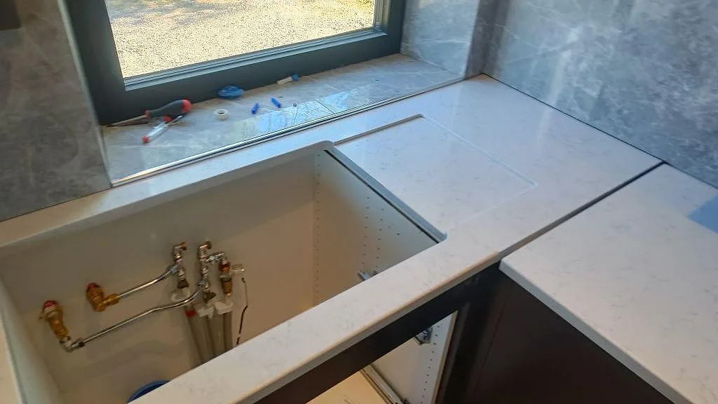 Køkkenbordplade i Technistone Noble Carrara, Växjö – billede 4