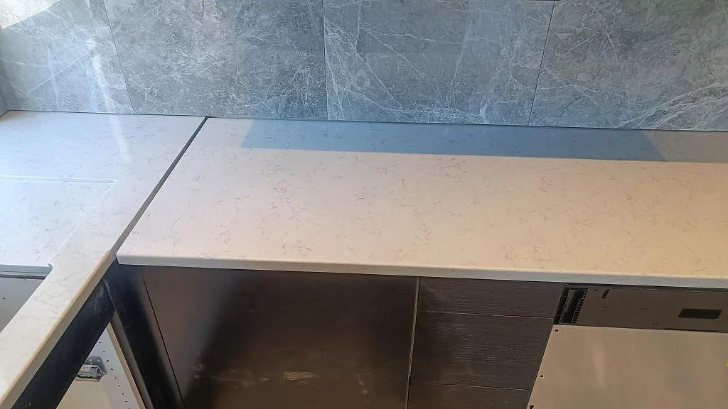 Køkkenbordplade i Technistone Noble Carrara, Växjö – billede 5