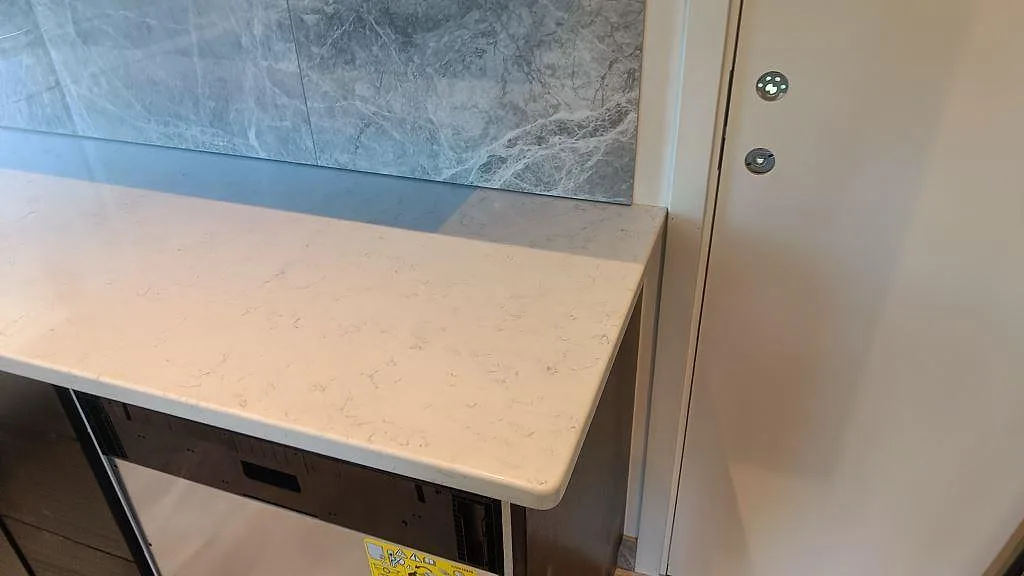 Køkkenbordplade i Technistone Noble Carrara, Växjö – billede 6