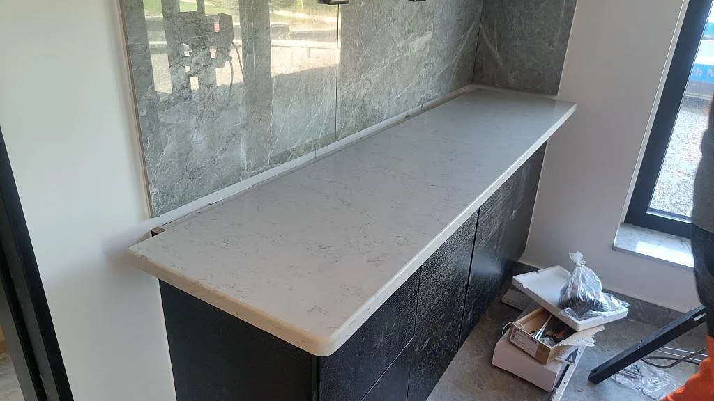 Køkkenbordplade i Technistone Noble Carrara, Växjö – billede 2