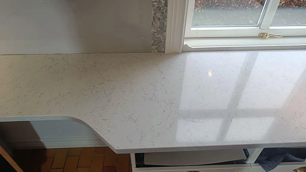 Køkkenbordplade i Technistone Noble Carrara, Växjö – billede 7