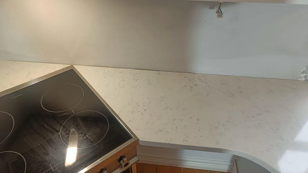Køkkenbordplade i Technistone Noble Carrara, Växjö – billede 4