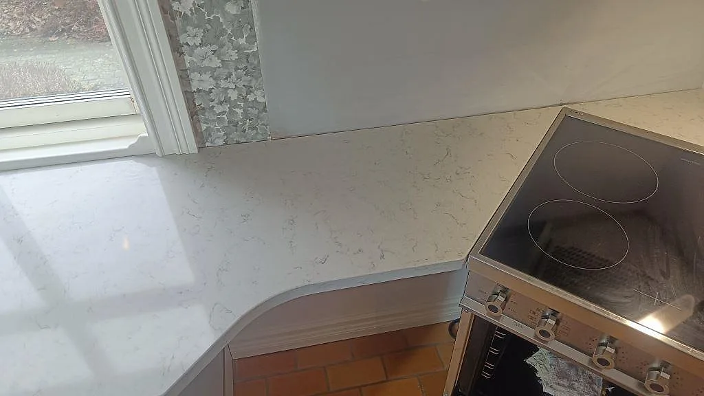 Køkkenbordplade i Technistone Noble Carrara, Växjö – billede 2