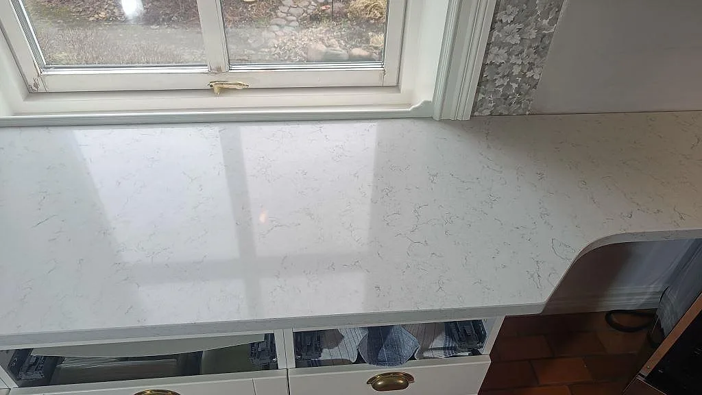 Køkkenbordplade i Technistone Noble Carrara, Växjö