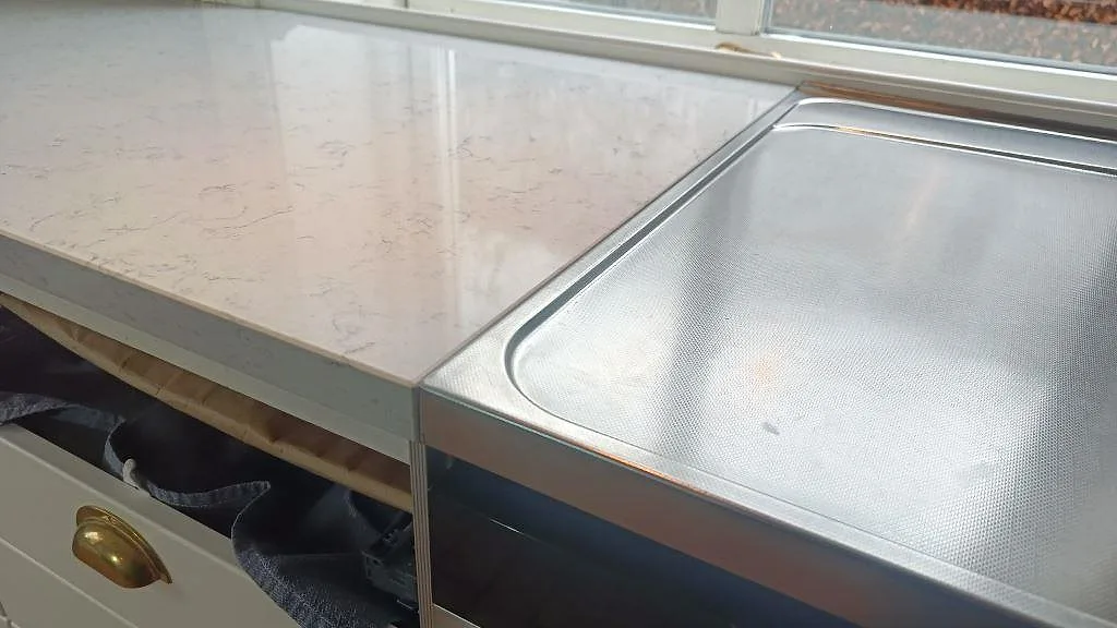 Køkkenbordplade i Technistone Noble Carrara, Växjö – billede 5