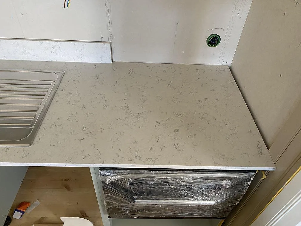 Køkkenbordplade i Technistone Noble Carrara, Vaggeryd – billede 4