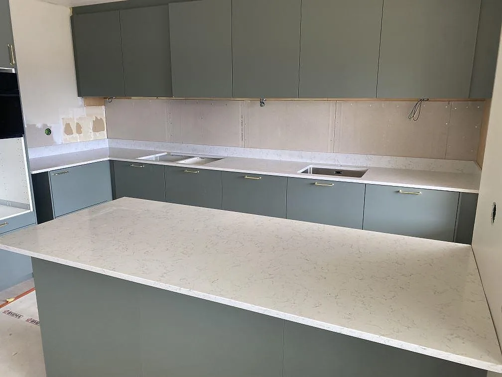 Køkkenbordplade i Technistone Noble Carrara, Västerås – billede 2