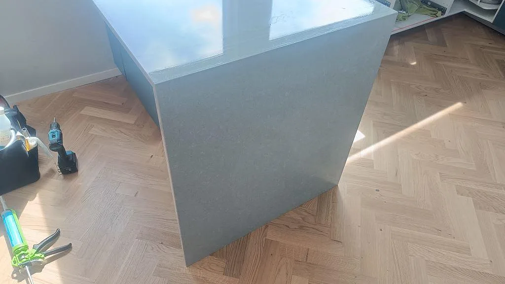 Køkkenbordplade i Technistone Noble Concrete Grey, Åkarp – billede 7