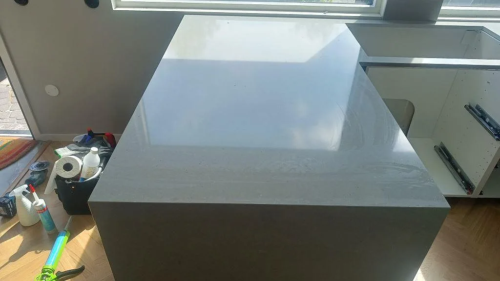 Køkkenbordplade i Technistone Noble Concrete Grey, Åkarp – billede 8