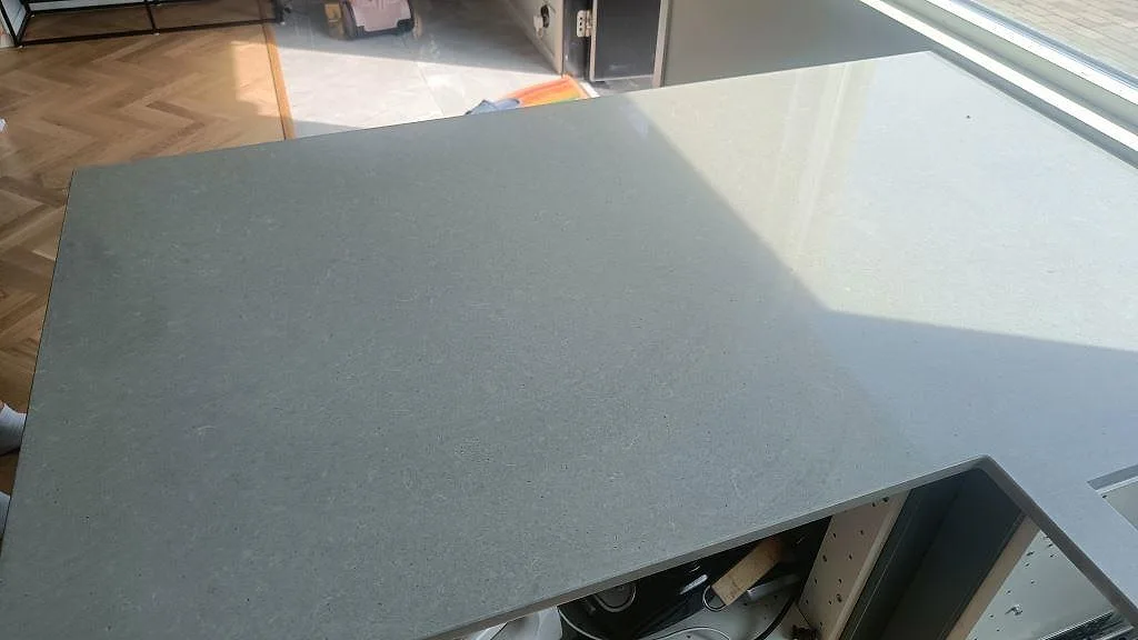 Køkkenbordplade i Technistone Noble Concrete Grey, Åkarp – billede 2