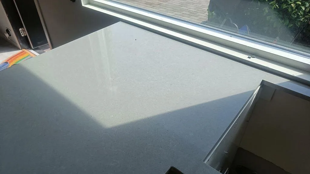 Køkkenbordplade i Technistone Noble Concrete Grey, Åkarp – billede 3