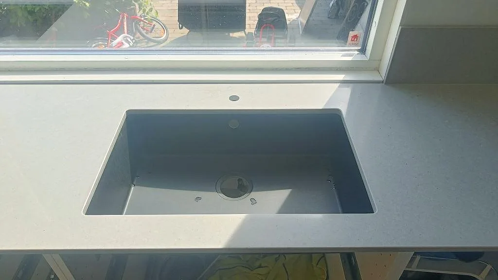 Køkkenbordplade i Technistone Noble Concrete Grey, Åkarp – billede 5