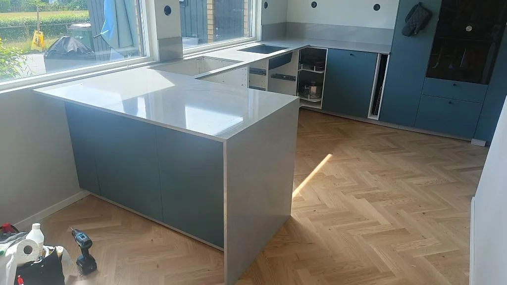 Køkkenbordplade i Technistone Noble Concrete Grey, Åkarp