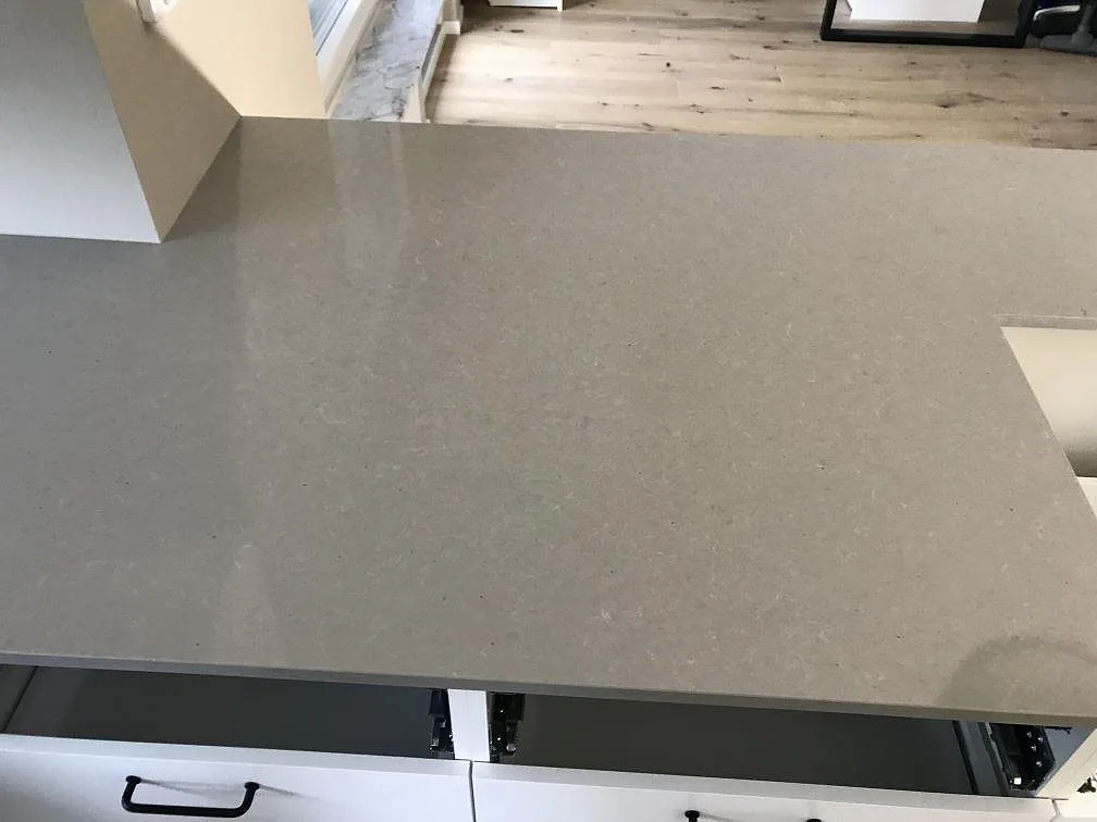 Køkkenbordplade i Technistone Noble Concrete Grey, Anderslöv – billede 3