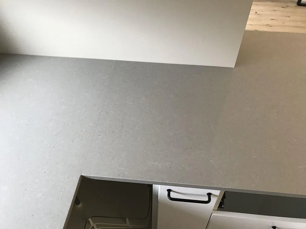 Køkkenbordplade i Technistone Noble Concrete Grey, Anderslöv – billede 4