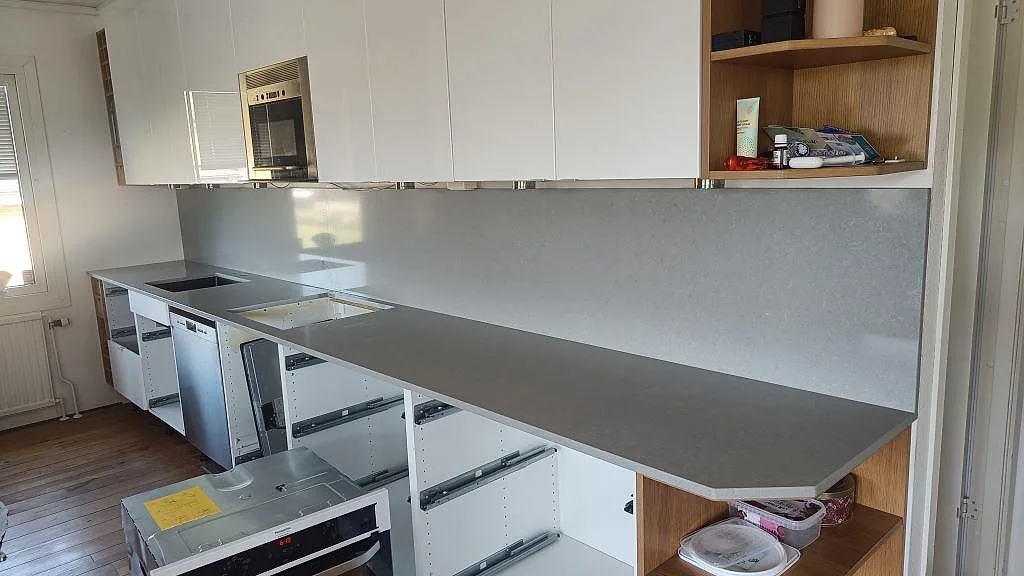 Gennemført projekt: Køkkenbordplade i Technistone Noble Concrete Grey, Asmundtorp.