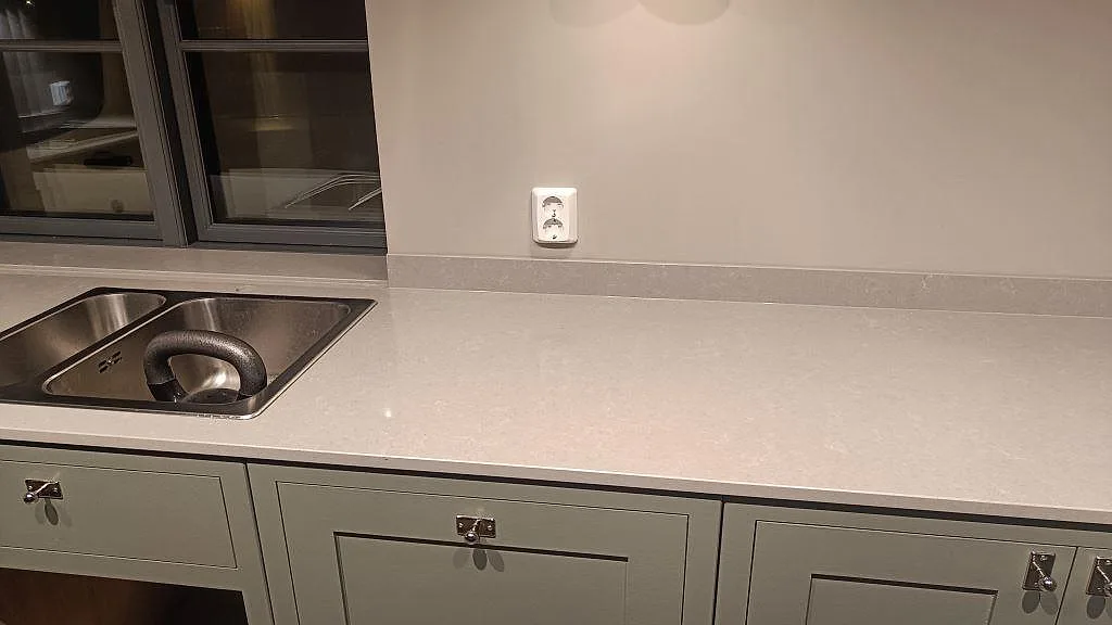 Køkkenbordplade i Technistone Noble Concrete Grey, Bankeryd – billede 3