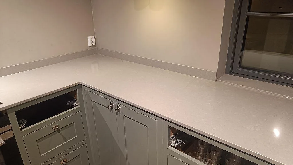 Køkkenbordplade i Technistone Noble Concrete Grey, Bankeryd – billede 5