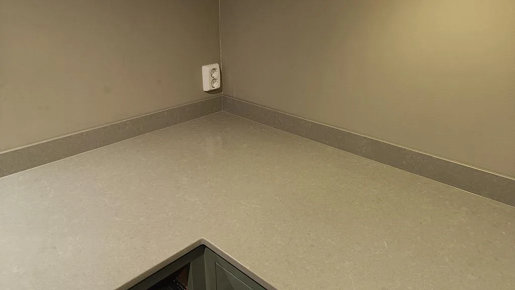 Køkkenbordplade i Technistone Noble Concrete Grey, Bankeryd – billede 6
