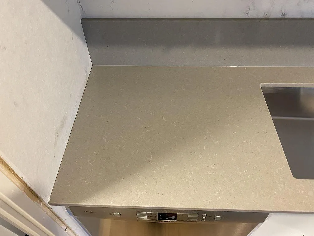 Køkkenbordplade i Technistone Noble Concrete Grey, Beddingestrand – billede 2