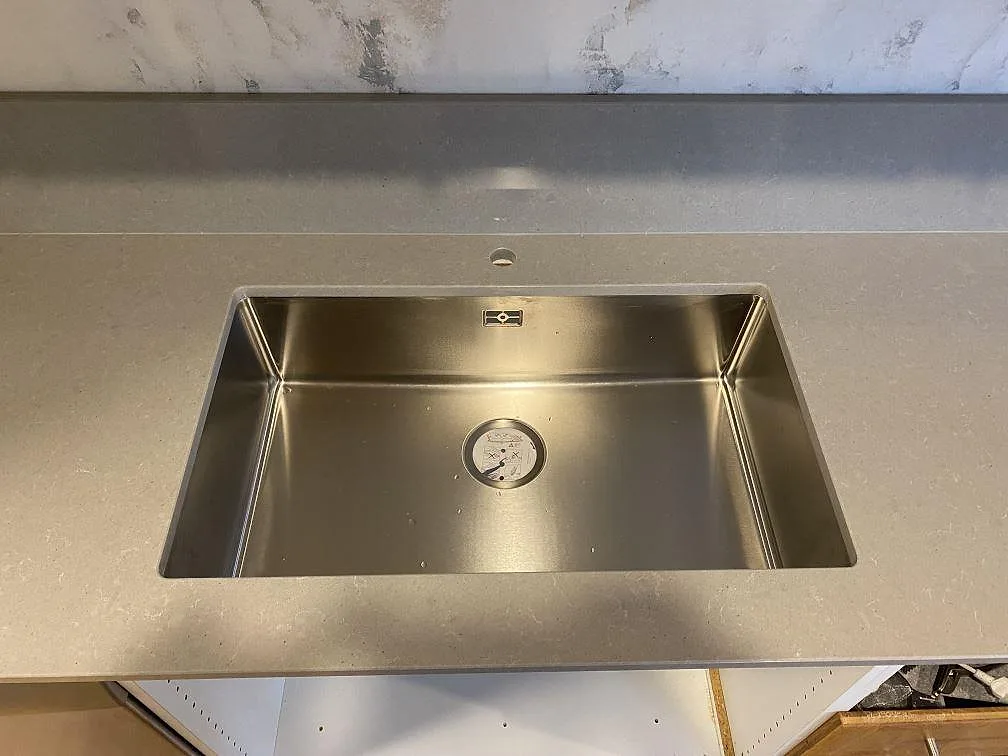 Køkkenbordplade i Technistone Noble Concrete Grey, Beddingestrand – billede 3