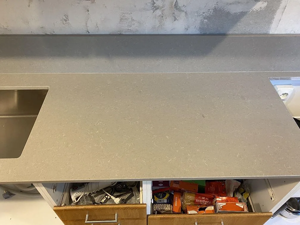Køkkenbordplade i Technistone Noble Concrete Grey, Beddingestrand – billede 4