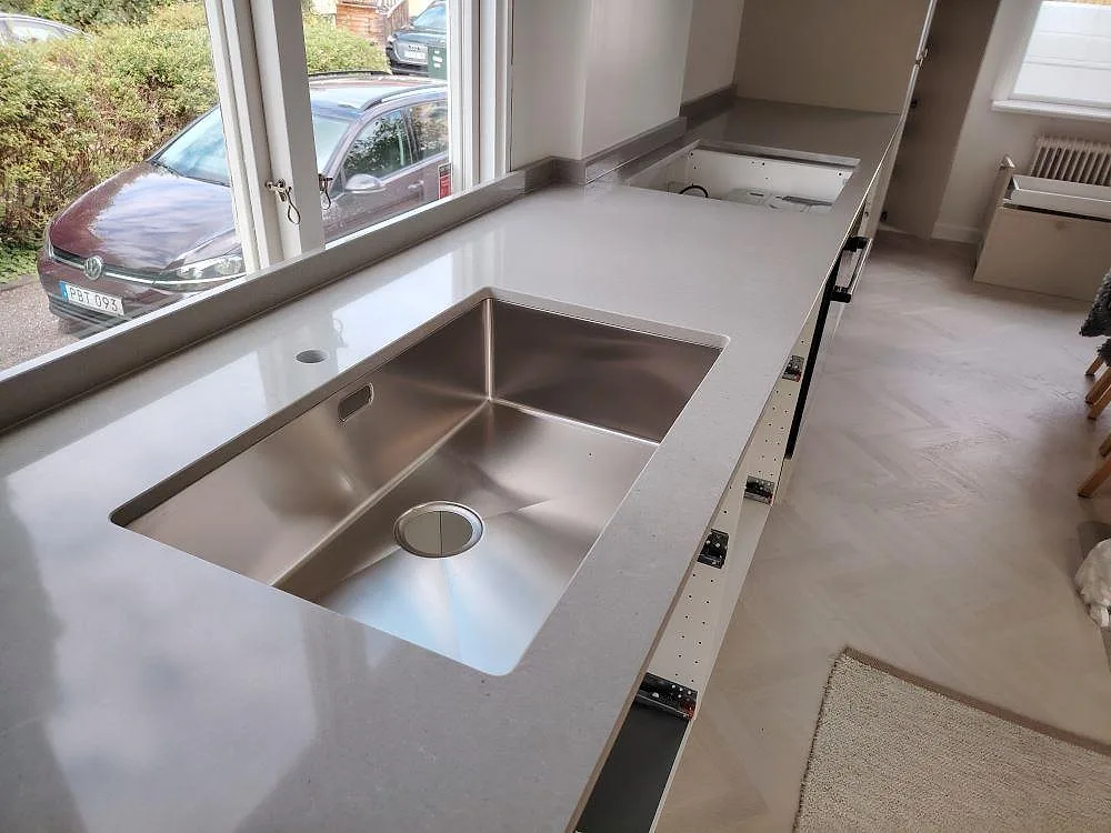 Gennemført projekt: Køkkenbordplade i Technistone Noble Concrete Grey, Bromma.