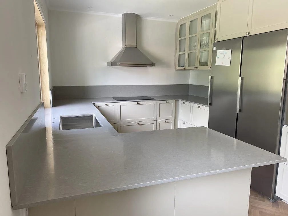 Køkkenbordplade i Technistone Noble Concrete Grey, Enskede – billede 2
