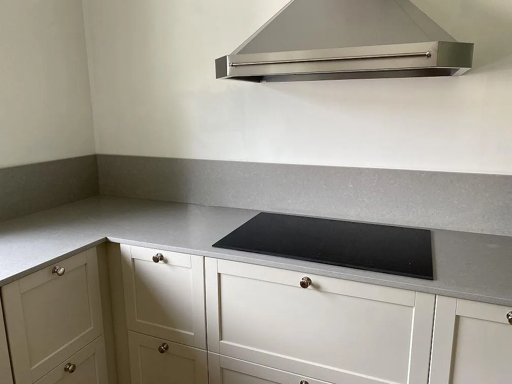Køkkenbordplade i Technistone Noble Concrete Grey, Enskede – billede 3