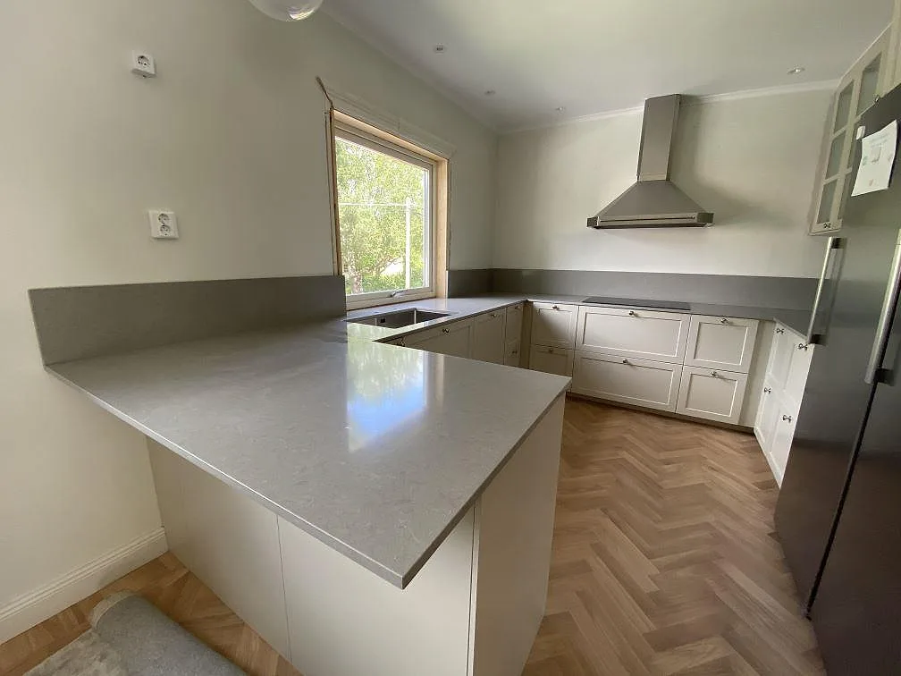 Køkkenbordplade i Technistone Noble Concrete Grey, Enskede – billede 4