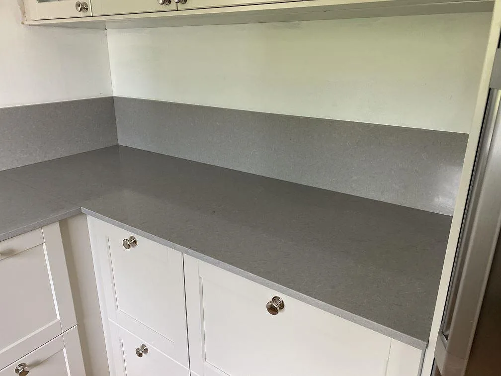 Køkkenbordplade i Technistone Noble Concrete Grey, Enskede – billede 5